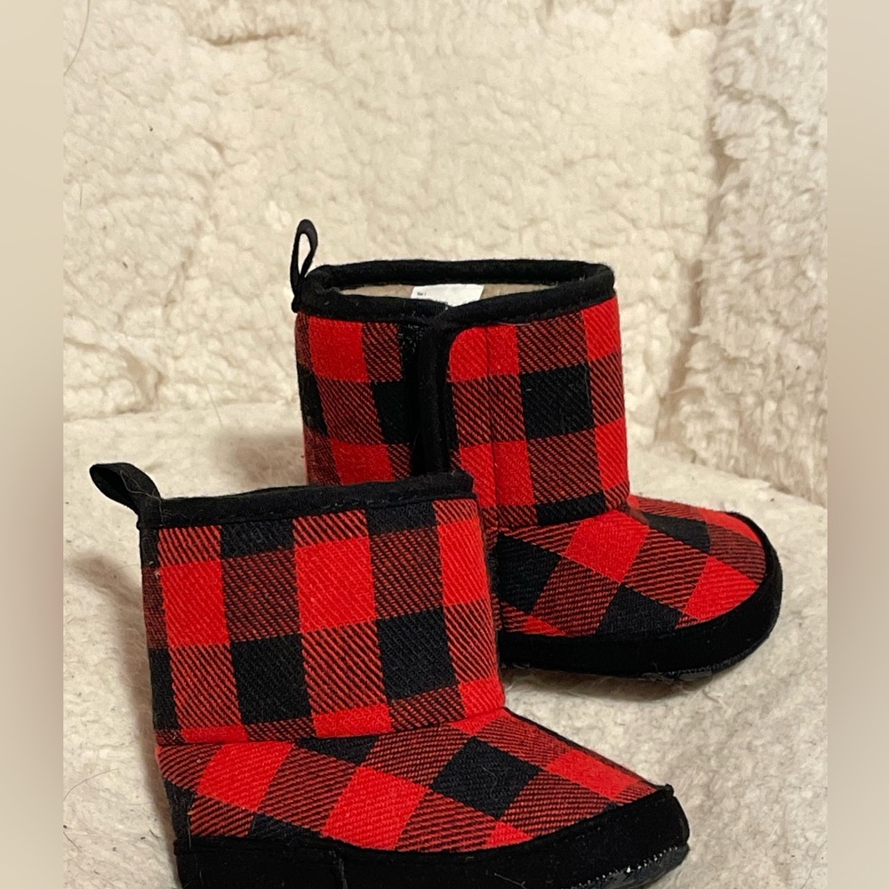 8$ ❤️ 0-3M Little Me Red and Black Kids Boots